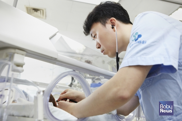 경희대병원 신생아 전문 최용성 소아청소년과 과장이 신생아를 진료하는 모습. ⓒ경희대병원