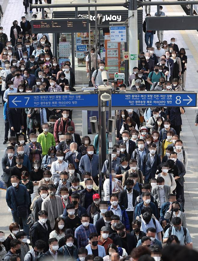 지난 12일 오전 서울역에서 이용객들이 이동하고 있다. (사진=연합뉴스)