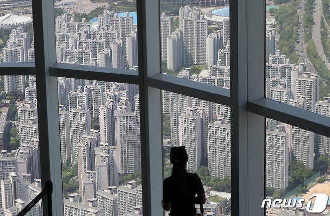 서울 송파구 롯데월드타워 서울스카이에서 바라본 아파트 단지 모습.© News1 박세연 기자