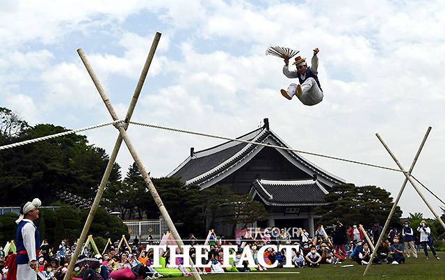 청와대 전면 개방 나흘째를 맞은 13일 오전 청와대 춘추관 앞 마당에서 '날아라, 줄광대!' 행사가 열린 가운데 권원태 명인이 외줄타기를 하고 있다. /이효균 기자