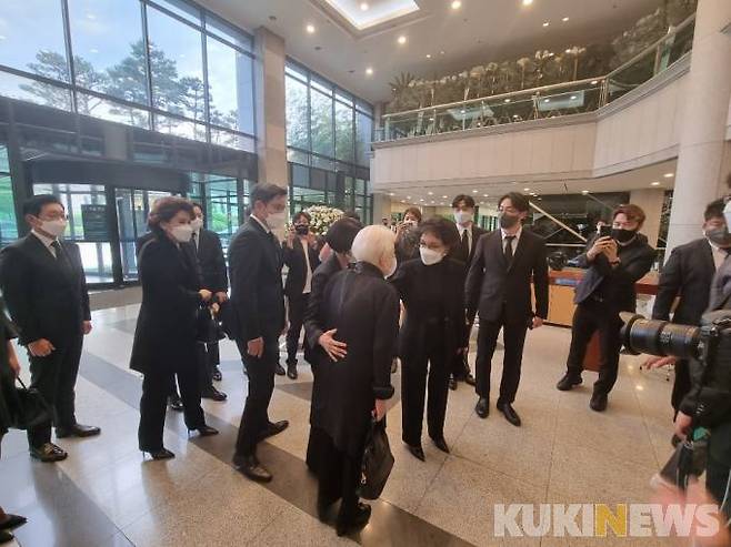 이병철 삼성그룹 창업자의 셋째딸 이순희 여사와 이명희 신세계 회장과 구자학 아워홈 회장 장례식장에서 인사를 나누고 있다. 배성은 기자