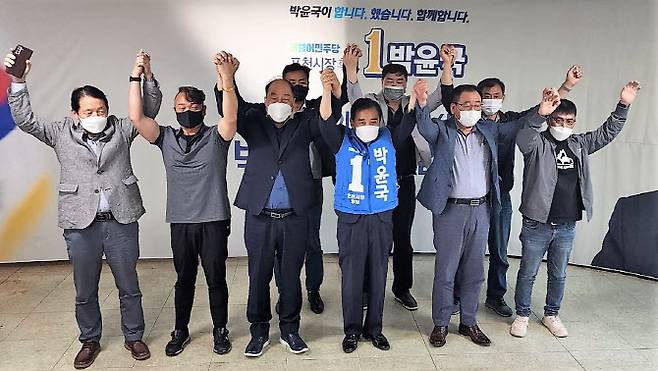 박윤국 후보와 포천지역 노동조합 대표들이 손을 맞잡고 있다.(사진=선거사무소 제공)
