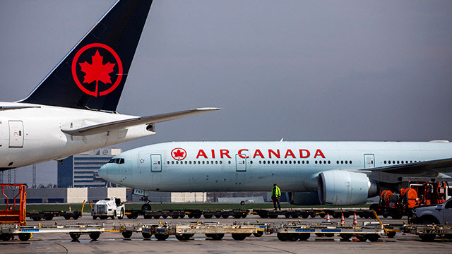 ▲캐나다 토론토 피어슨 공항에 착륙한 에어캐나다 여객기 모습.(사진=로이터·연합뉴스)