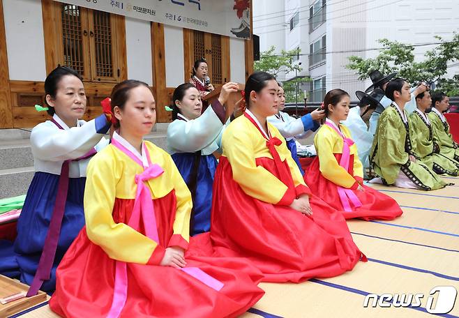14일 서울 마포구 광흥당에서 열린 전통 성년식에서 참가자들이 성년 의식을 치르고 있다. 마포구는 20세가 된 청년들이 성인이 되었음을 축하하기 위해 전통 성년식을 열고 있으며 이번 행사는 코로나19 이후 2년 만에 열렸다. 2022.5.14/뉴스1 © News1 신웅수 기자