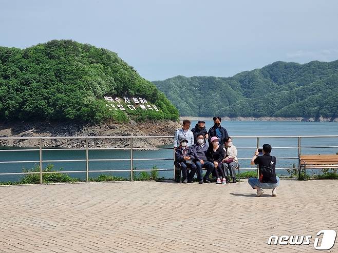 주말인 14일 강원 춘천지역 명소인 소양강댐 정상에서 가족 관광객들이 기념사진을 찍고 있다. 2022.5.14/뉴스1 유왕근 기자