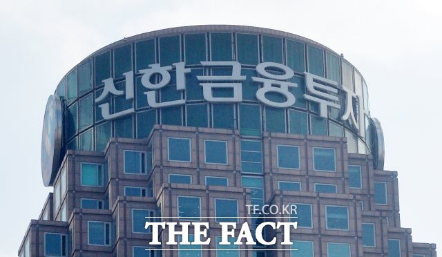 이지스자산운용과 글로벌 사모펀드(PEF) 운용사 콜버그크래비스로버츠(KKR)가 서울 여의도 신한금융투자 본사 사옥을 인수할 방침이다. /더팩트 DB