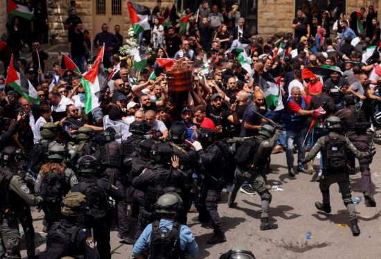 총격을 받아 숨진 시린 아부 아클레 알자지라 기자의 시신 운구 과정에서 이스라엘 경찰의 물리적 진압이 벌어지고 있다. [이미지출처=로이터연합뉴스]