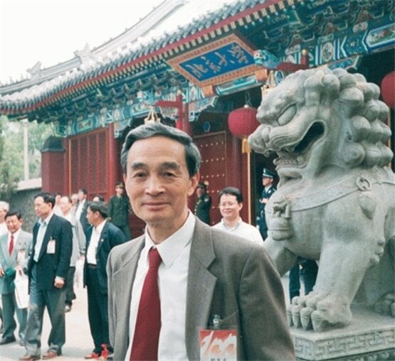 <1998년 5월 4일 모교 베이징 대학 100주년을 맞아 잠시 귀국했던 왕뤄쉐이의 모습. 사진/wikipedia.com>