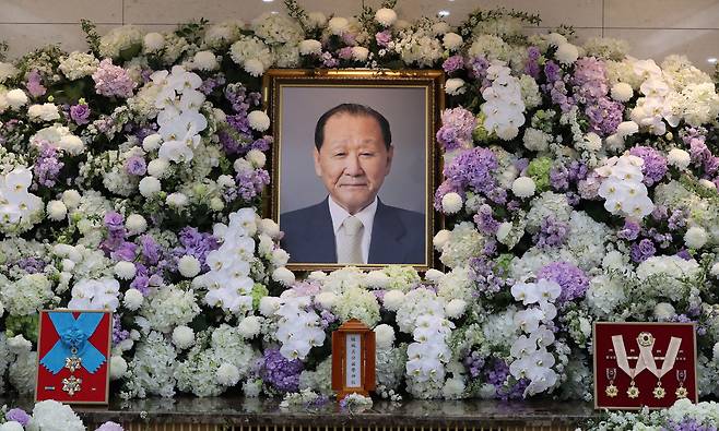 12일 오후 송파구 서울아산병원 장례식장에 故 구자학 아워홈 회장의 빈소가 마련돼있다. 구자학 회장은 12일 오전 노환으로 별세했다. 향년 92세. 빈소는 서울아산병원 장례식장 20호실에 마련됐으며 발인은 15일 오전 8시다. 2022.5.12/뉴스1 ⓒ News1 박세연 기자