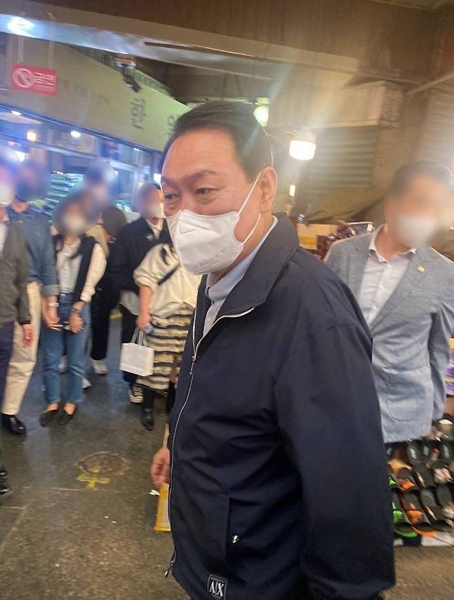 윤석열 대통령이 취임 첫 주말인 14일 서울 종로구 광장시장을 둘러보고 있다. /뉴스1