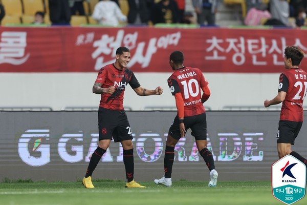 티아고(왼쪽), 에르난데스(이상 경남FC). 한국프로축구연맹 제공