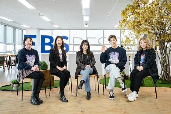 딩동댕대학교 제작팀. 좌측부터 안미라 PD, 황세연PD, 이슬예나PD, 박재영PD, 안혜진 작가. ⓒ최지훈