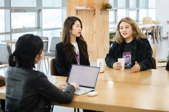 '딩동댕 대학교' 제작 과정을 설명하는 황세연 PD(왼쪽)와 안혜진 작가. ⓒ최지훈