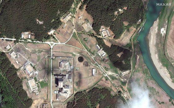 5월 7일 찍힌 맥사의 위성사진에 북한 영변 영변 핵단지의 50MWe 원자로 건설 재개 정황이 포착됐다. 연합뉴스