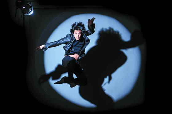 ‘다크니스 품바’로 유명한 현대무용가 김재덕이 서울시무용단 ‘일무’(5월 19~22일 세종문화회관 대극장)에서 종묘제례악의 느리고 절제된 춤을 힘있고 빠르게 재해석한다. 박종근 기자