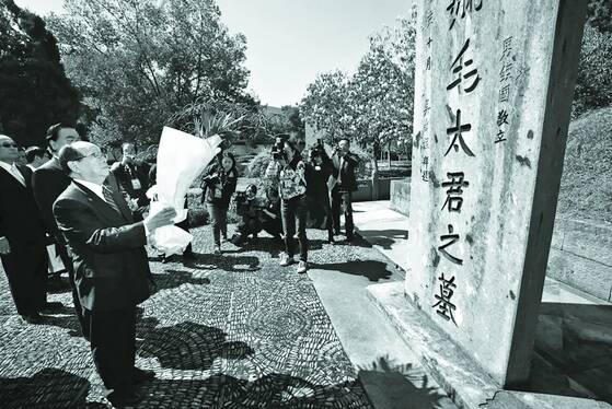 국민당 부주석 시절 친할머니 마오푸메이(毛福梅)의 묘소를 참배한 장샤오옌. 2003년 1월, 저장(浙江)성 펑화(奉化).