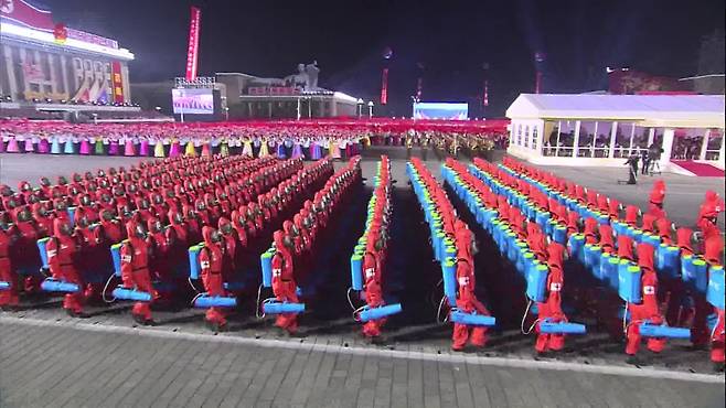 창설 90주년 평양 김일성광장에서 진행된 열병식에서 행진하는 비상방역종대(지난달 25일)
