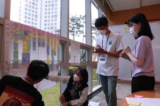 포스코 취업아카데미 교육생들이 프로젝트 해결을 위해 머리를 맞대고 있다. (포스코 제공) 2022.05.14