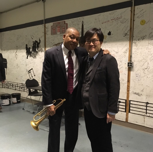 유정우 박사가 2017년 미국 뉴욕에서 ‘재즈 앳 링컨센터’ 공연을 마친 트럼페터 윈튼 마살리스와 함께했다. 유정우 제공