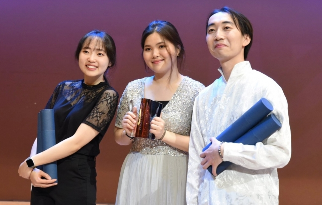 2022 프라하 봄 국제음악콩쿠르 바순 부문에서 한국인 최초 우승한 김민주(가운데)가 3위에 오른 또 다른 김민주(왼쪽), 2위 일본의 후루야 켄이치와 함께 트로피를 들고 기뻐하고 있다.  프라하 봄 국제음악콩쿠르 페이스북