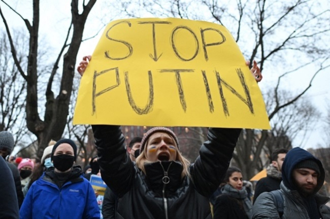 지난 2월 24일(현지시간) 미국 워싱턴DC의 라파예트 광장에서 열린 러시아의 우크라이나 침공 규탄 시위에서 한 시위자가 블라디미르 푸틴 러시아 대통령을 규탄하는 내용의 종이 팻말을 들고 있다. /사진=AFP연합뉴스