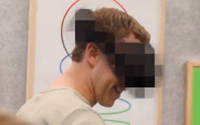 페이스북 창업자 마크 저커버그가 자사 차세대 가상현실(VR) 헤드셋 ‘프로젝트 캠브리아(Project Cambria)를 얼굴에 쓰고 있다. [마크 저커버그 페이스북]