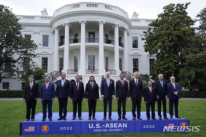 [워싱턴=AP/뉴시스] 조 바이든 미국 대통령이 12일(현지시간) 백악관 사우스론에서 동남아시아국가연합(ASEAN·아세안) 정상들과 단체 사진을 찍고 있다. 왼쪽부터 다토 림 족 호이 아세안 사무총장, 팜 민 찐 베트남 총리, 쁘라윳 짠오차 태국 총리, 훈센 캄보디아 총리, 하지 하사날 볼키아 브루나이 술탄, 조 바이든 대통령, 조코 위도도 인도네시아 대통령, 리셴룽 싱가포르 총리, 판캄 비파반 라오스 총리, 이스마일 사브리 야콥 말레이시아 총리, 테오도르 록신 주니어 필리핀 외무장관. 2022.05.13.