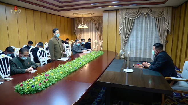 김정은 북한 국무위원장이 지난 12일 신종코로나바이러스 감염증 확산 대응책을 마련하기 위해 마스크를 착용한 채 국가비상방역사령부를 전격 방문했다. 연합뉴스