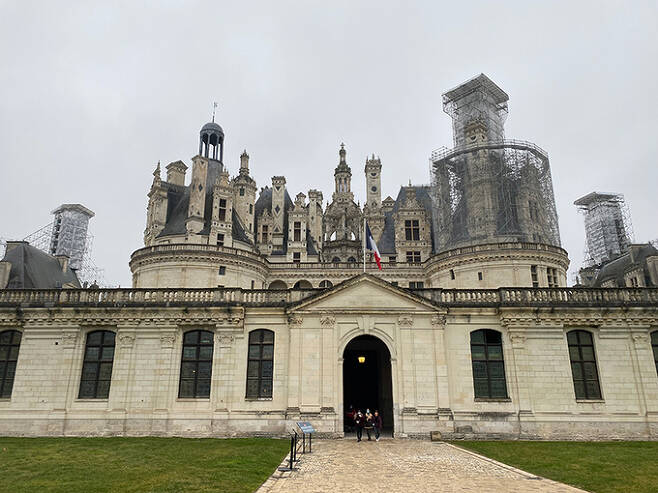 샹보르 성. 프랑스 왕립 궁전으로, 세계에서 가장 널리 알려진 궁전 중의 하나이다. 프랑스 르네상스 건축물로 전통적인 프랑스 중세 양식과 고전적인 이탈리아 건축물이 혼합되었다.