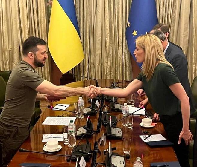 러시아와 전쟁 중인 우크라이나 수도 키이우(키예프)를 ‘깜짝’ 방문한 로베르타 멧솔라 유럽의회 의장(오른쪽)이 볼로디미르 젤렌스키 우크라이나 대통령과 악수하고 있다. 멧솔라 의장 SNS 캡처