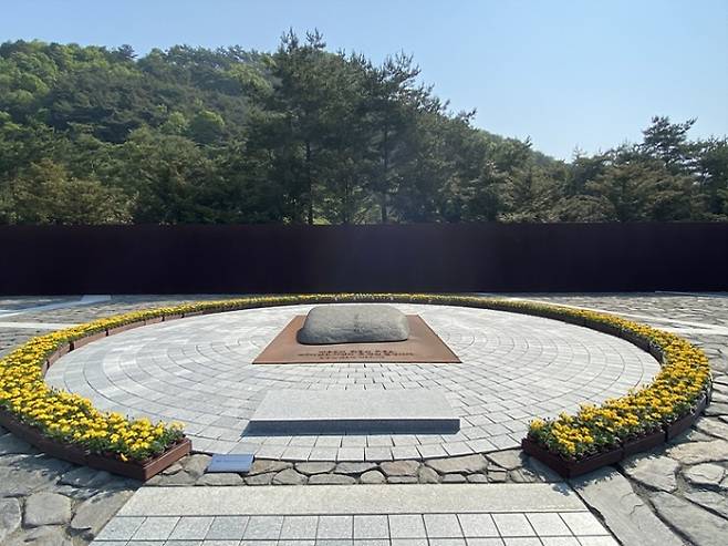 김해시 진영읍 봉하마을 노무현 전 대통령 묘역. 노무현재단 제공