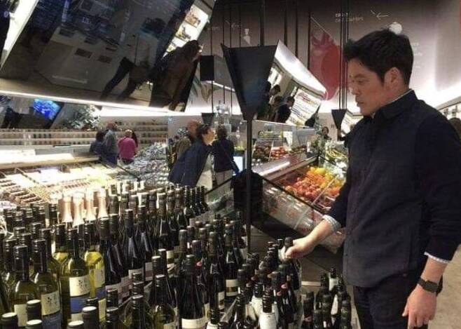 와인을 고르고 있는 정용진 신세계그룹 부회장 - 인스타그램