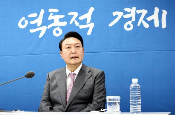 거시금융상황 점검회의 참석한 윤석열 대통령 - 윤석열 대통령이 13일 오전 서울 중구 명동 국제금융센터에서 열린 거시금융상황 점검회의에서 발언하고 있다. 2022.5.13 대통령실 제공