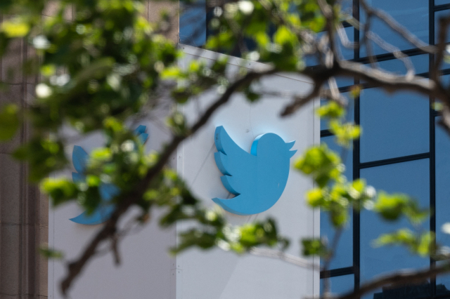 미국 샌프란시스코 트위터 본사 사옥에 트위터의 로고가 설치돼 있다. AFP연합뉴스