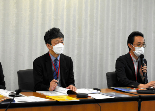 'KHJ 전국 히키코모리 가족회 연합회' 관계자들이 12일 기자회견에서 히키코모리 정의를 다시 해야 한다고 주장하고 있다. 아사히신문 홈페이지 캡처