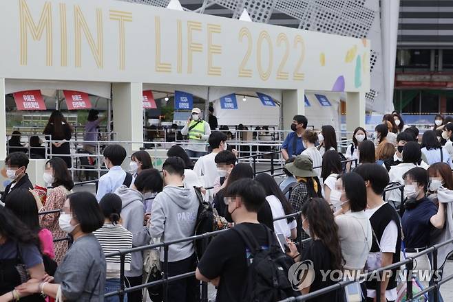 붐비는 음악축제 현장 (서울=연합뉴스) 한종찬 기자 = 13일 오후 서울 송파구 올림픽공원 88잔디마당에서 열린 대규모 야외 대중음악축제 '뷰티풀 민트 라이프 2022'을 찾은 시민들이 입장하기 위해 줄을 서 있다. 2022.5.13 saba@yna.co.kr