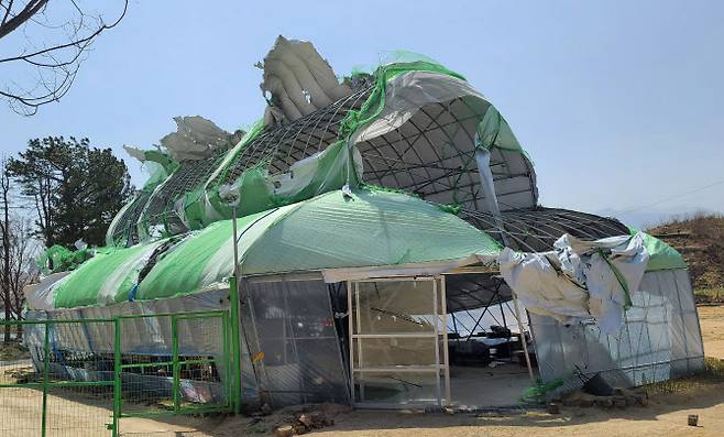 동해안에 태풍급 강풍이 몰아친 4월 9일 속초 외곽지역의 한 시설물이 바람에 파손돼 있다. (사진=연합뉴스)