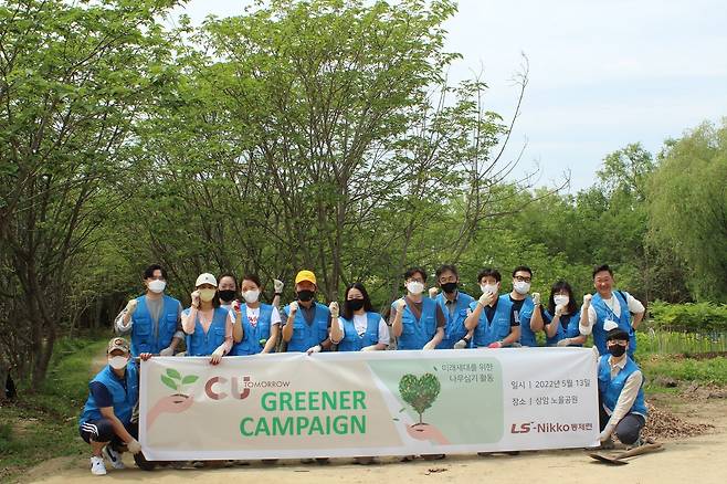 도석구 LS니꼬동제련 사장은(왼쪽에서 6번째)은 직원들과 함께 탄소저감을 위한 나무심기활동을 진행했다. (사진제공=LS니꼬동제련)© 뉴스1