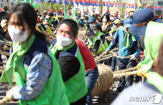 15일 충남 당진시 송악읍 기지시줄다리기박물관 일원에서 열린 기지시줄다리기 민속축제에서 참가자들이 줄을 옮기고 있다. 유네스코 인류무형문화유산인 기지시줄다리기는 물 윗마을과 물 아랫마을로 편을 나눠 수 천 명의 사람들이 길이 약 200미터, 무게 수 십 톤에 이르는 줄을 동시에 당긴다. 예부터 물 윗마을이 이기면 나라가 태평하고 물 아랫마을이 이기면 풍년이 든다는 속설이 있다. 2022.5.15/뉴스1 © News1 임세영 기자