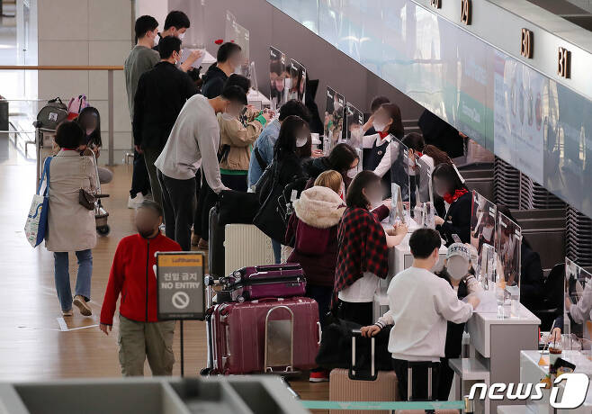 인천국제공항 제1터미널 출국장에서 출국자들이 줄을 서서 수속을 기다리고 있다. © News1 김진환 기자