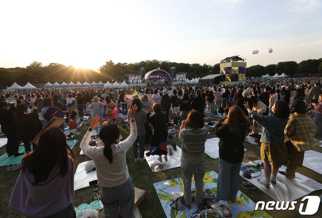 서울 송파구 올림픽공원 88잔디마당에서 열린 뷰티풀 민트 라이프에서 시민들이 공연을 즐기고 있다.© News1 신웅수 기자