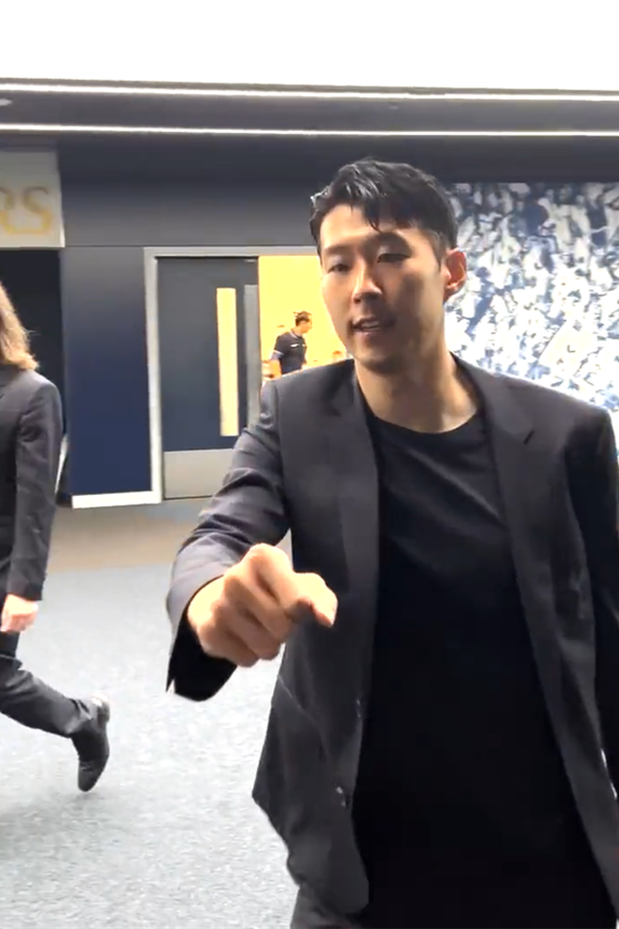 정장 차림으로 카메라와 하이파이브를 하며 입장하는 손흥민. 사진|토트넘 핫스퍼 공식 SNS