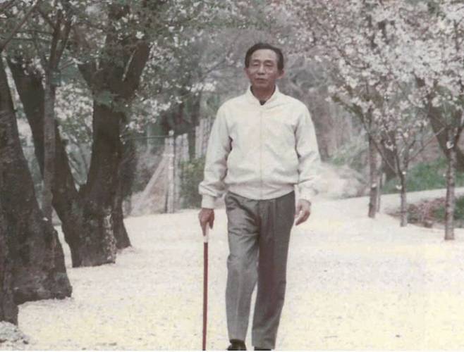 고(故) 박정희 대통령이 산책하고 있는 모습. 그는 1917년에 태어나 만 62세인 1979년 10월 영면했다./박정희대통령기념재단