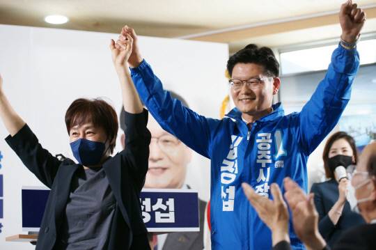 선거사무소 일대는 밀려드는 인파와 주차할 곳을 찾지 못한 차량으로 극심한 혼잡으로 김 후보를 지지하는 인파로 3000여명이 인산인해를 이루어 운집하며 열기를 고조시켜 지지자들 사이를 오가며 고마움을 표했다. 사진=양한우 기자