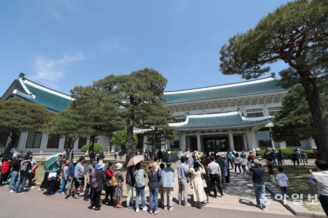 15일 청와대를 찾은 관람객들이 본관 앞에서 단독사진을 찍기위해 줄을 서있다. 김재명 기자 base@donga.com