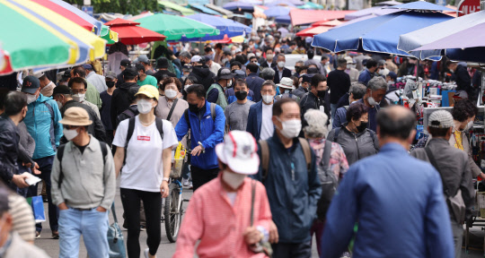 지난달 28일 오후 서울 종로구 동묘 시장에 마스크를 쓴 시민들이 걸어가고 있다. <연합뉴스>