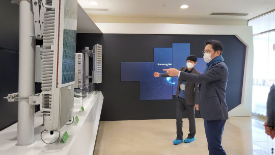 이재용 삼성전자 부회장이 작년 1월 서울 우면동 삼성리서치에 방문해 신규 네트워크 장비를 살펴보고 있다. 삼성전자 제공