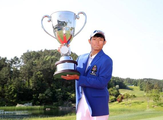 15일 경기도 여주의 페럼클럽에서 막을 내린 KPGA코리안투어 우리금융 챔피언십에서 데뷔 이후 2경기만에 생애 첫승을 거둔 장희민이 우승 트로피를 들고 포즈를 취하고 있다. KPGA 제공