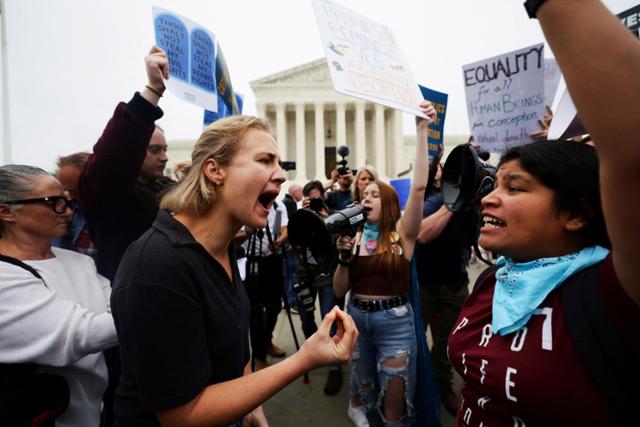 낙태 찬성 운동가와 낙태 반대 운동가들이 3일 미국 워싱턴 DC 연방대법원 앞에서 자신들의 주장을 펼치며 언성을 높이고 있다. 로이터 연합뉴스