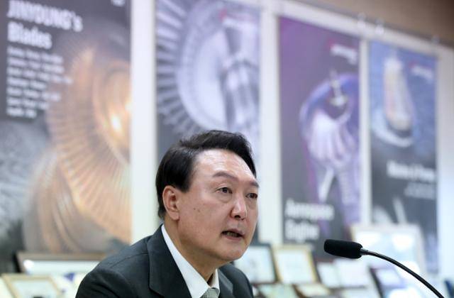 윤석열 대통령이 당선인 시절이던 지난달 21일 경남 창원시 창원국가산업단지 내 원전 가스터빈 부품업체 진영TBX를 방문해 임직원들과 간담회를 하고 있다. 창원=뉴스1
